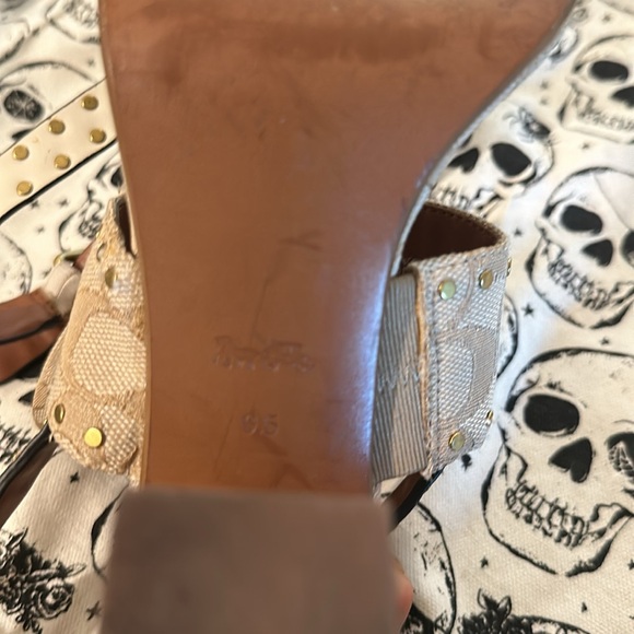 ✨ Coach Rylie Heeled Sandals Jacquard Monogram Signature Beige Neutral Studded ✨ - Picture 7 of 8